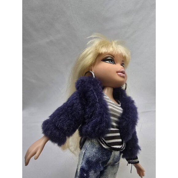 Bratz Doll Cloe Xpress It! Fashion Doll MGA 2011 - Picture 8 of 9